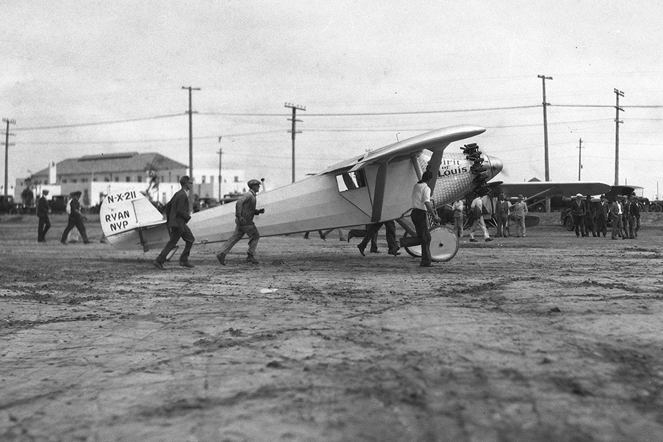 查爾斯·林德伯格（Charles Lindbergh）在圣地亞哥的荷蘭公寓（Dutch Flats）乘出租車。 （?Harry T. Bishop /圣地亞哥聯(lián)合論壇報，通過ZUMA Wire）