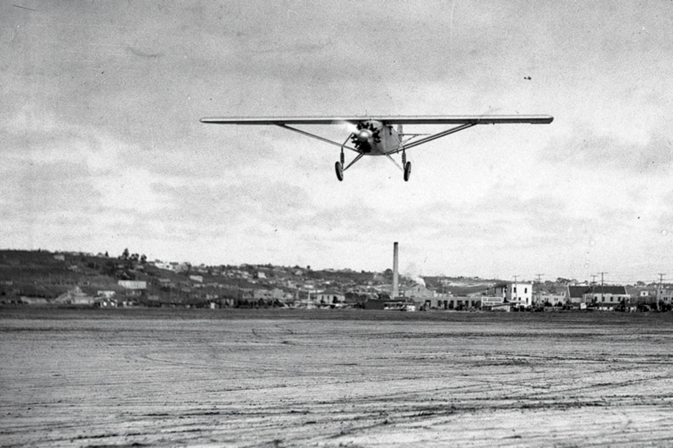 Lindbergh飛越飛機(jī)場。 （?1927年，圣迭戈聯(lián)合論壇報/祖瑪出版社）