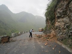 迪拜國際快遞大化交警排除公路險(xiǎn)情保平安