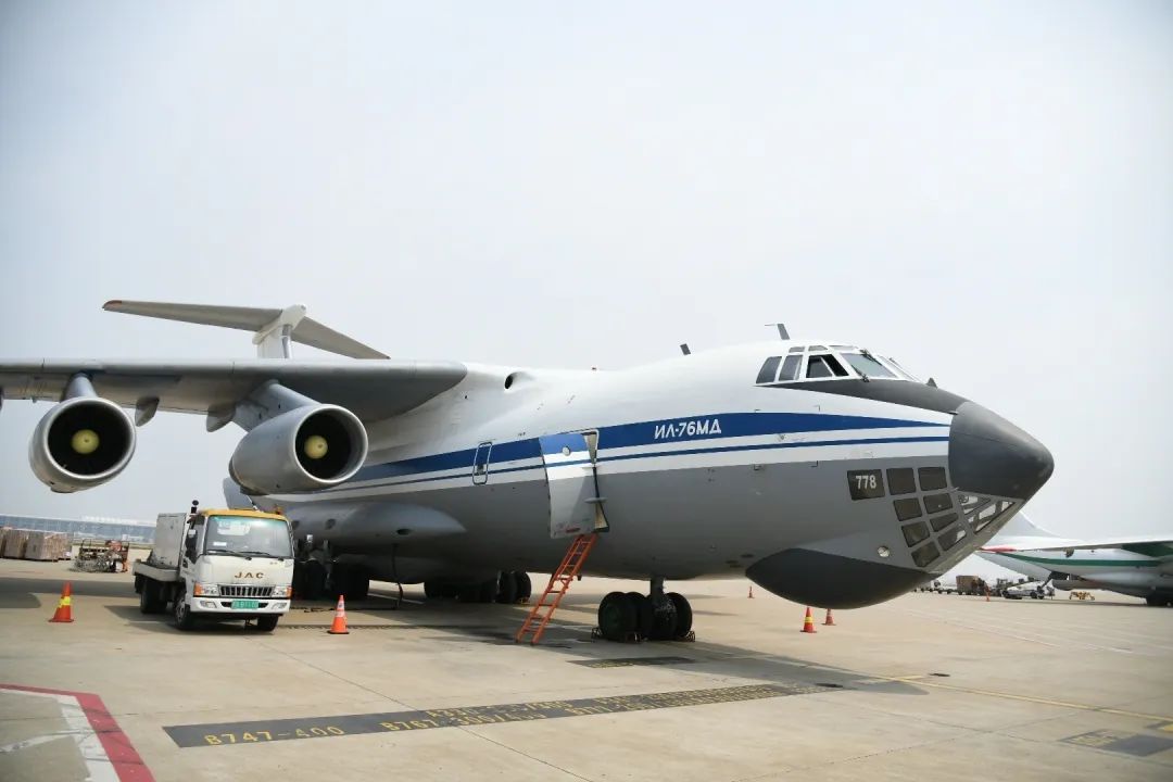 5架外國軍機同一天赴上海浦東機場，自提防疫物資